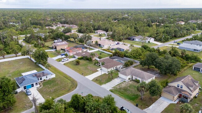Building Photo - "Freshly Painted 3-Bed  with 2 Baths Home ...