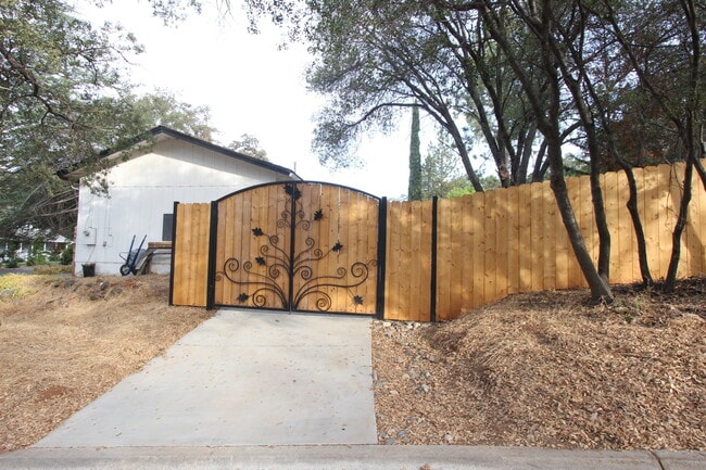 Building Photo - Stunning home in fabulous location!  They ...