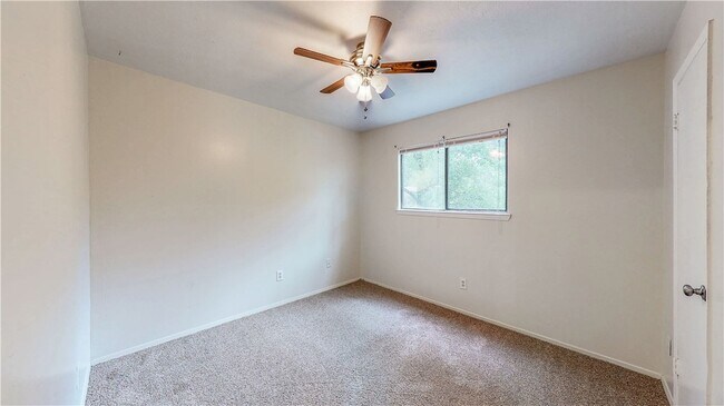 Building Photo - 1002 Verde Dr