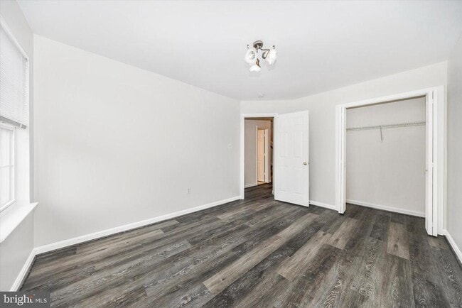 Building Photo - 4960 Clarendon Terrace