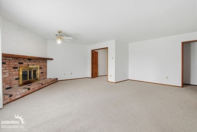 Building Photo - Spacious and Inviting 4Bdm 3Ba Home Nestled in the Scenic Hills of Fallbrook!