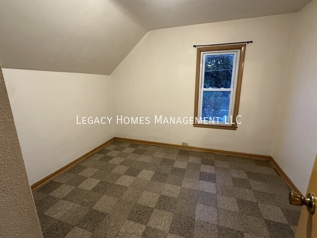 Building Photo - 912 E Lincoln Ave