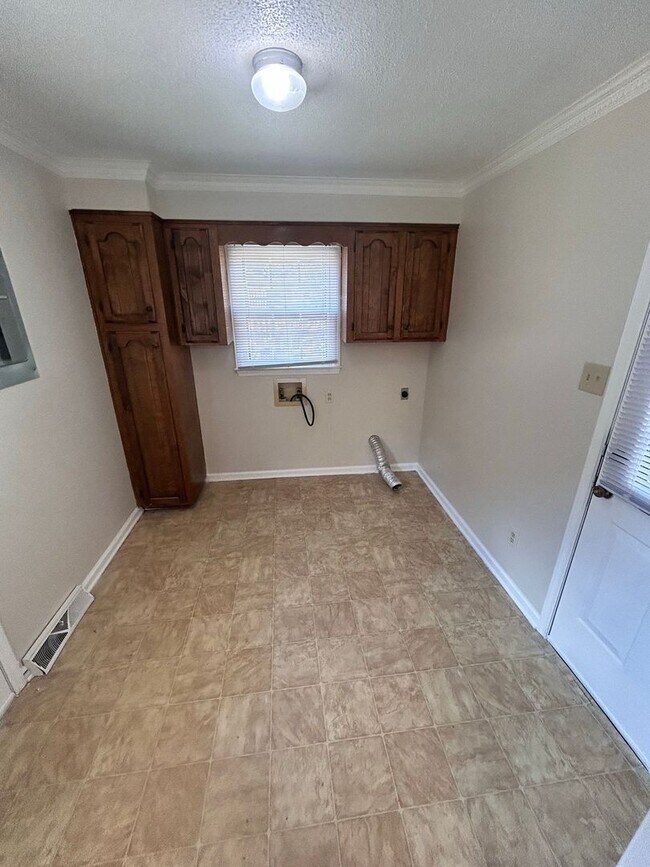 Building Photo - 480 Willowspring Ln