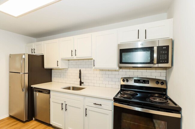 Building Photo - One Month Free ~ 1 bed/1 bath on King St.