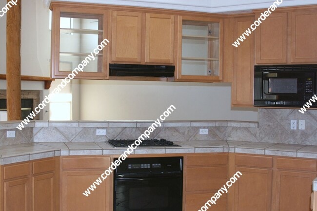 Building Photo - Beautiful 4 Bedroom, 2 Bathroom, 2 Car Gar...