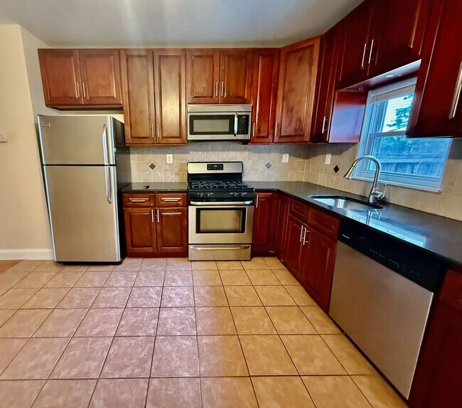 Building Photo - SPACIOUS 3BR/1BA HOUSE w/ Central AC-HARDW...