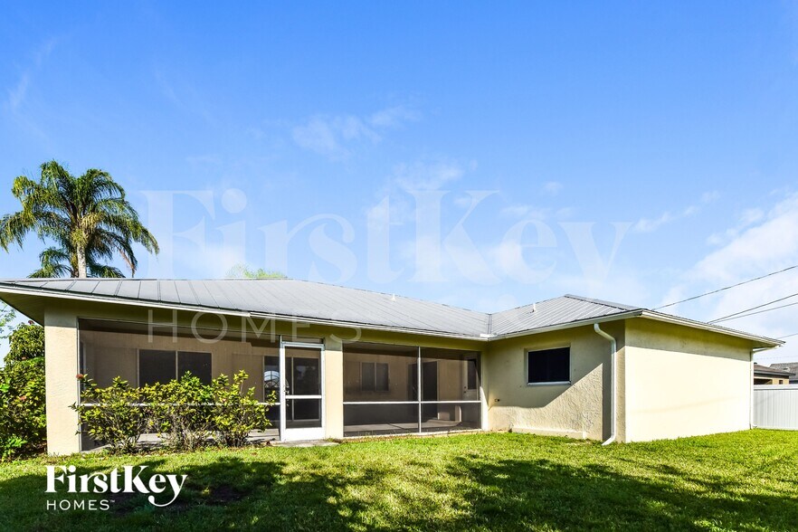 Building Photo - 633 SW 9th Ave