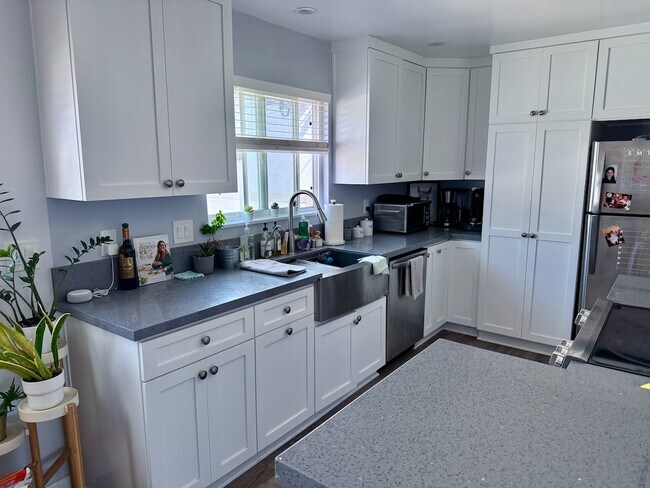 Kitchen - 1000 Highland Ave