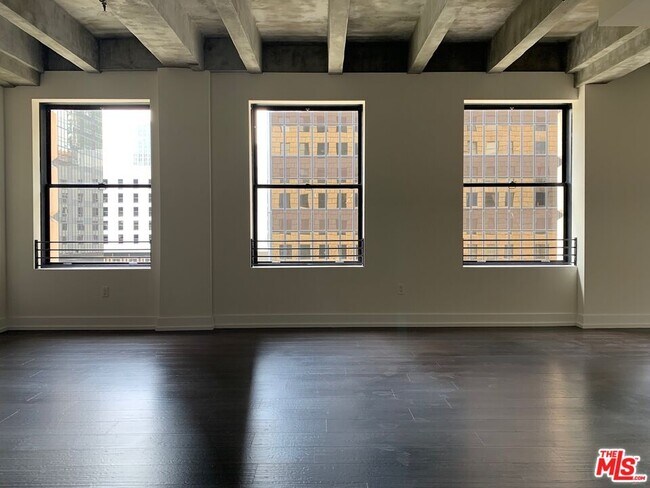 Building Photo - 727 W 7th St