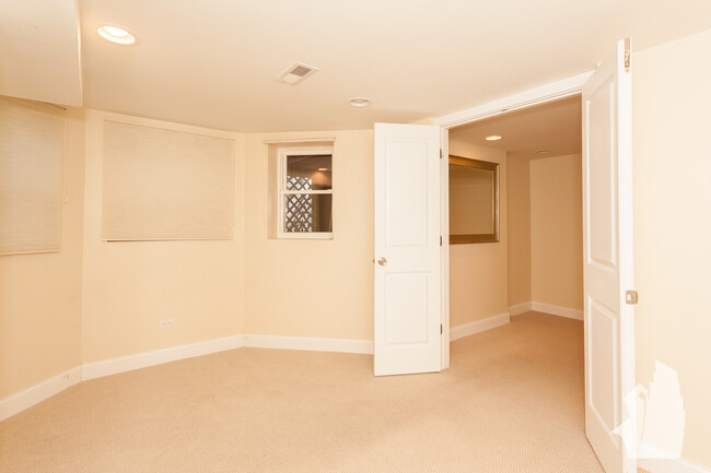 Building Photo - 2108 W Addison-1