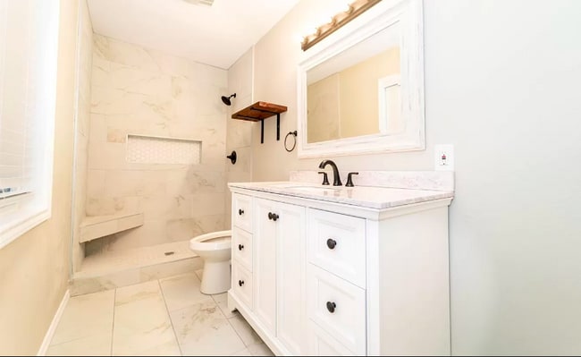 Building Photo - Bright, updated home!