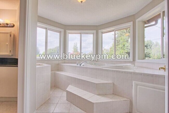 Building Photo - 1130 NE 178th Ave