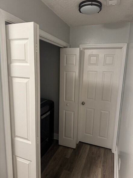 Building Photo - 407 Royal Pines Way