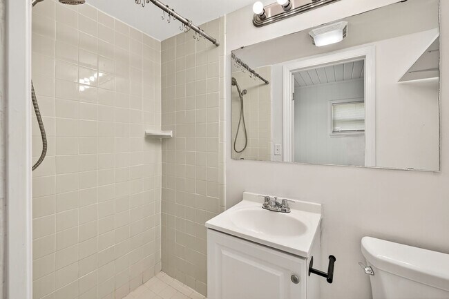 Building Photo - 236 S Lipona Rd