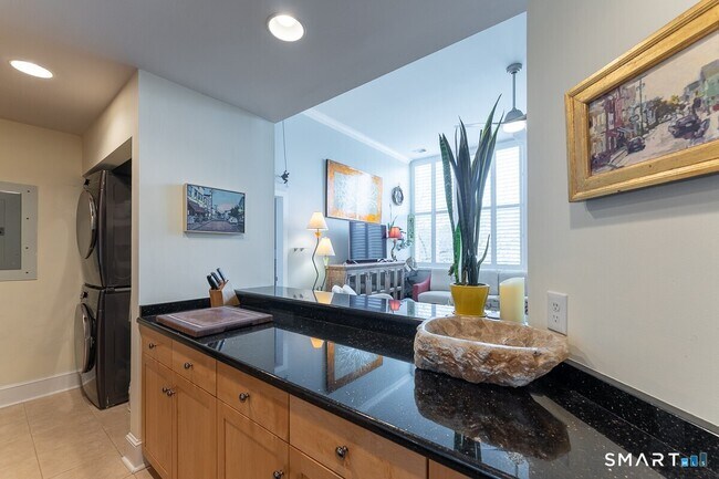 Building Photo - 6 School St