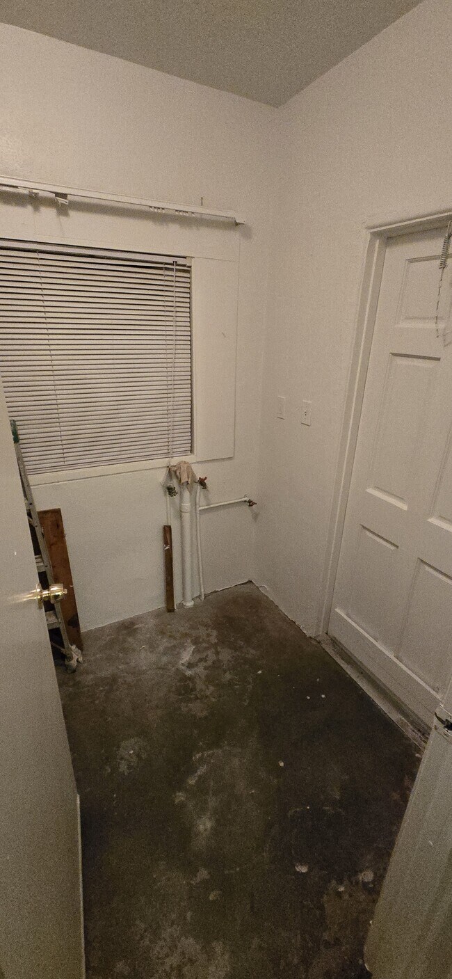 Building Photo - 1908 20th Ave W