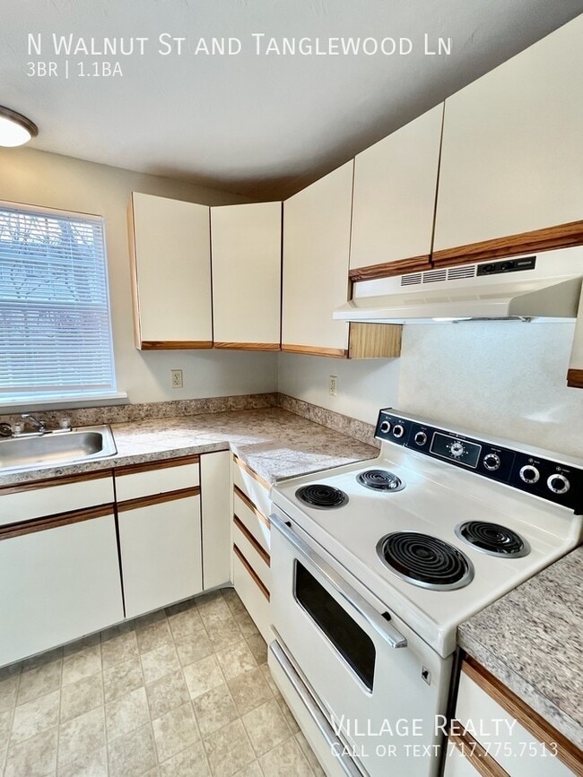 Building Photo - 492 N Walnut St