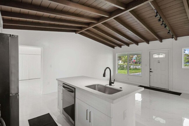 Building Photo - 1530 NW 18th Ct