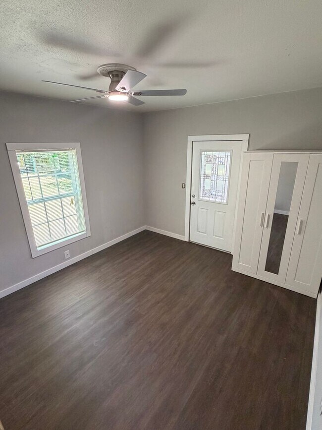 Building Photo - Spacious 3-Bedroom Home for Lease in Established Hurst Neighborhood