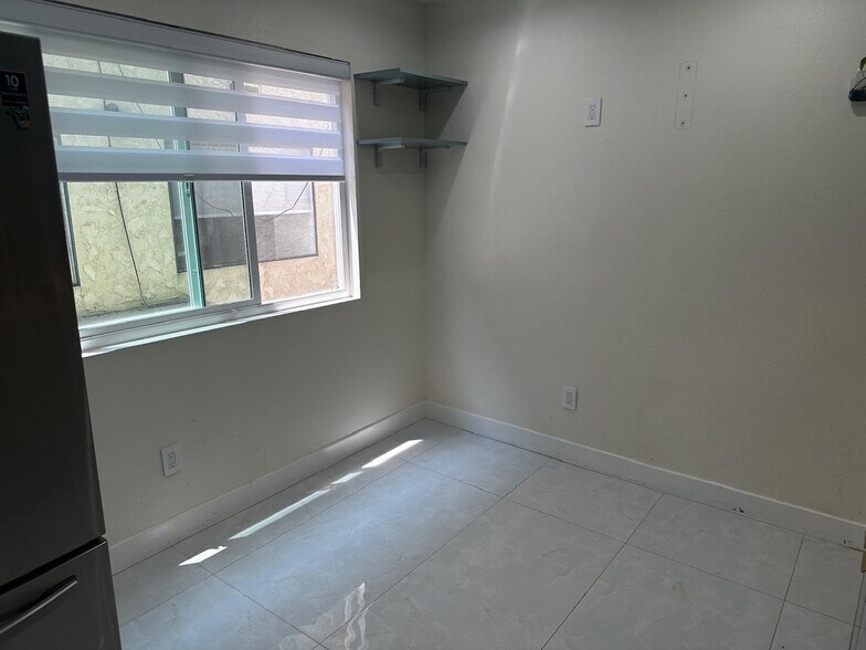 Building Photo - 7432 Hazeltine Ave