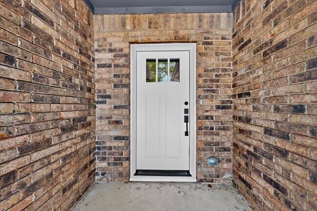 Building Photo - Beautifully Renovated Home In Carrollton Ready For Move-in