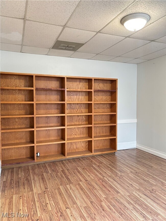 Building Photo - 1066 E 62nd St