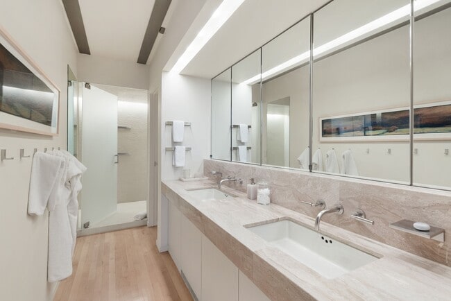 Building Photo - 821 Cluny Rd