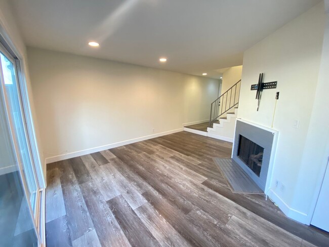 Building Photo - Two Bedroom Luxury Lakewood Condo For Rent!