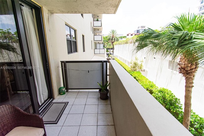 Building Photo - 1621 Collins Ave