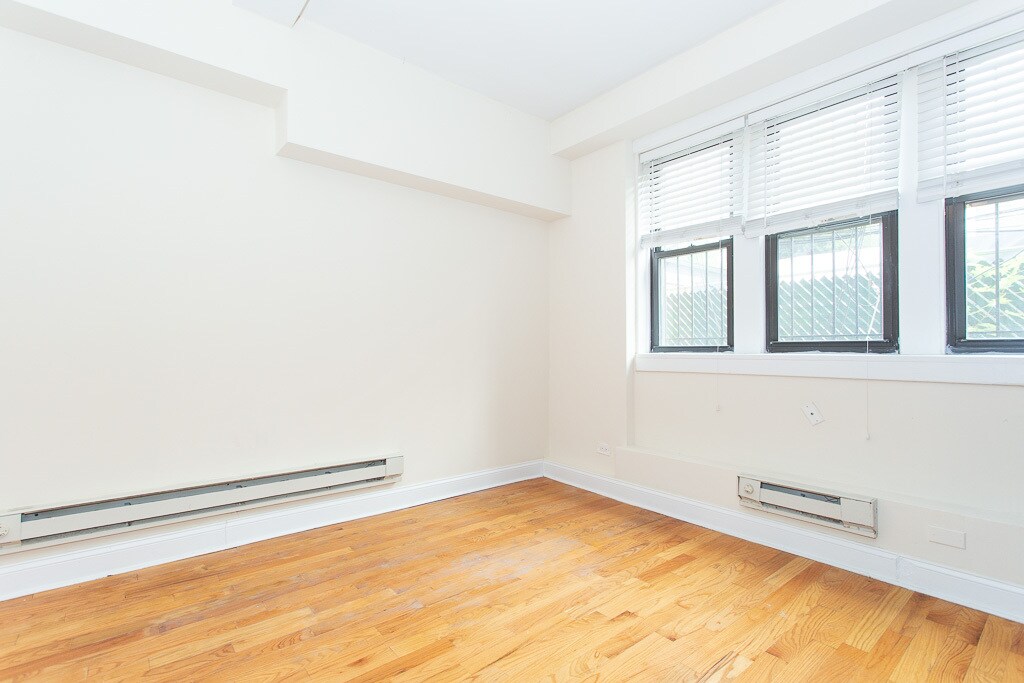 Building Photo - 4735 N Hermitage Ave
