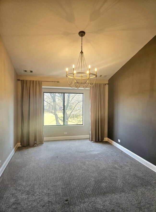 Building Photo - 755 Golf Ln