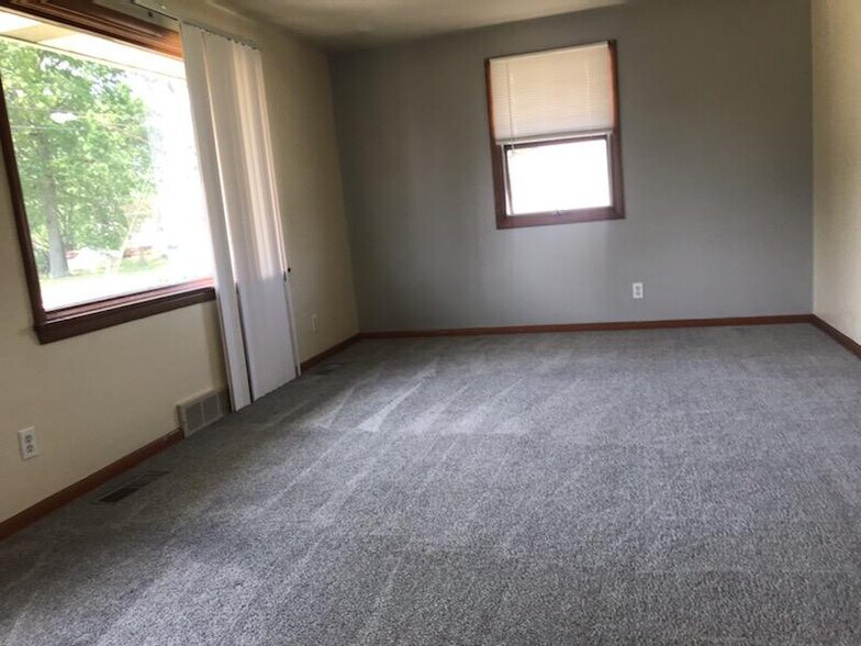 Building Photo - 990 Dravis St