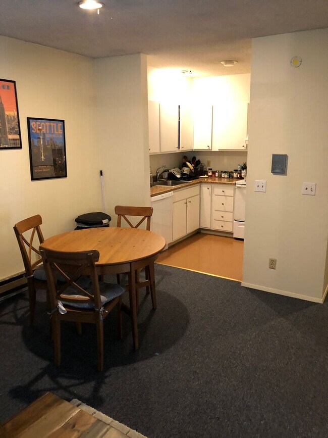 Building Photo - Fairlane Apartments (5520)