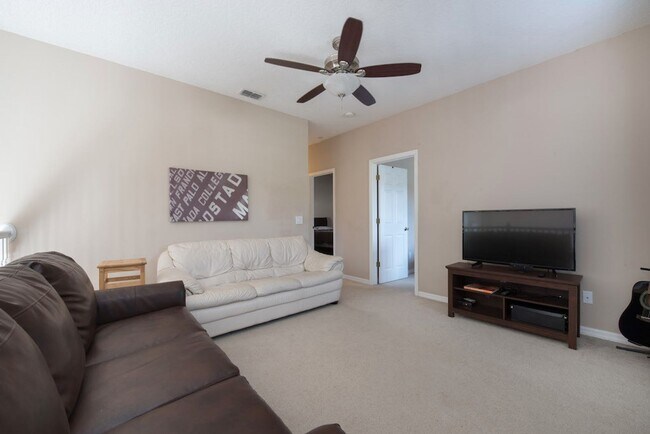 Building Photo - Large, Executive style 3/2.5 Lakefront/POOL Home in East Park of Lake Nona