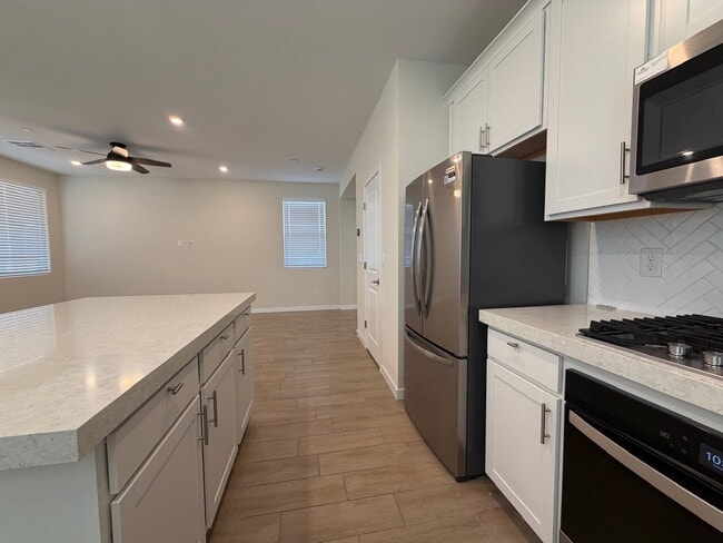 Building Photo - GORGEOUS 4 BED 3 BATH 2 CAR GARAGE SINGLE FAMILY HOME W/ LOFT, VAULTED ENTRYWAY, BACKYARD, AND BE...