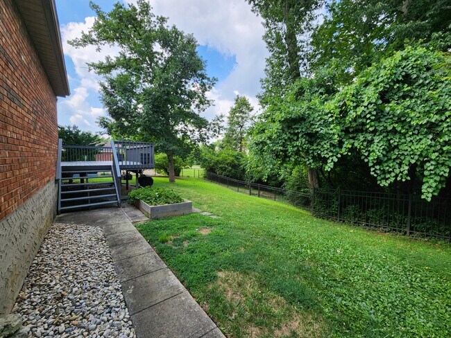 Building Photo - 720 Woodfield Dr