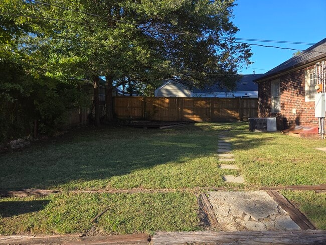 Building Photo - 517 S Barksdale St