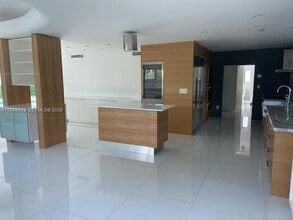 Building Photo - 1000 N Shore Dr