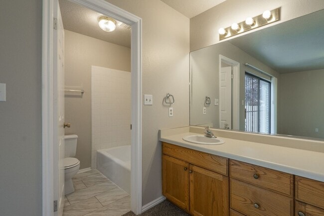 Building Photo - Spacious Updated Townhome in Downtown St. ...