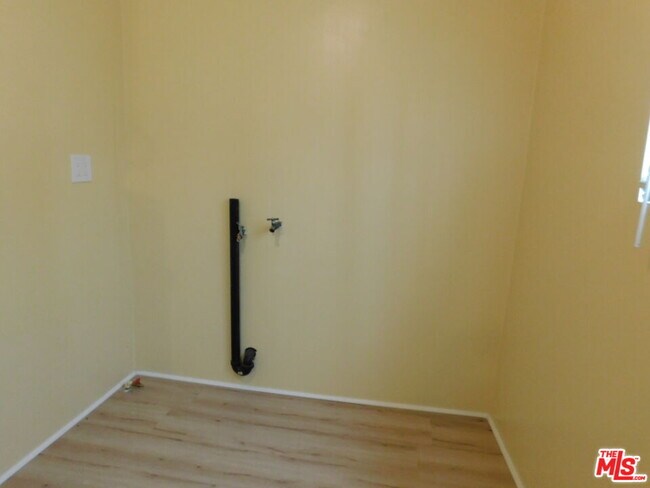 Building Photo - 616 W 58th St