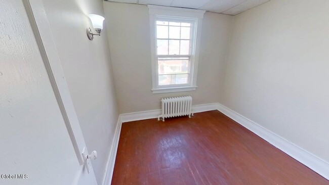 Building Photo - 566 Park Ave