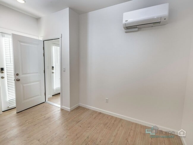 Building Photo - Charming 2-Bedroom, 2.5-Bathroom Home in Hillsboro