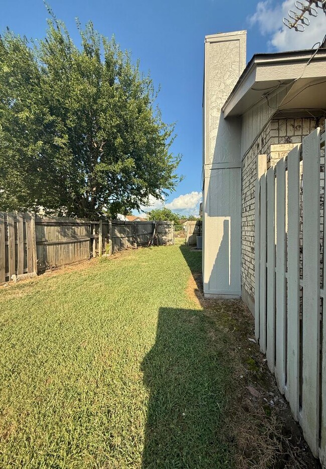 Building Photo - Complete new remodel 3-2-2 home off Broadway in the heart of Moore!