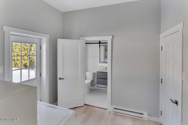 Building Photo - 257 W Circular St