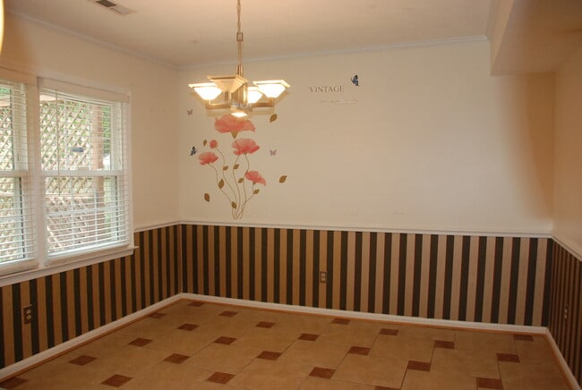 Building Photo - 3 Bedroom, 2.5 bath house in Newport News-Bernard Village