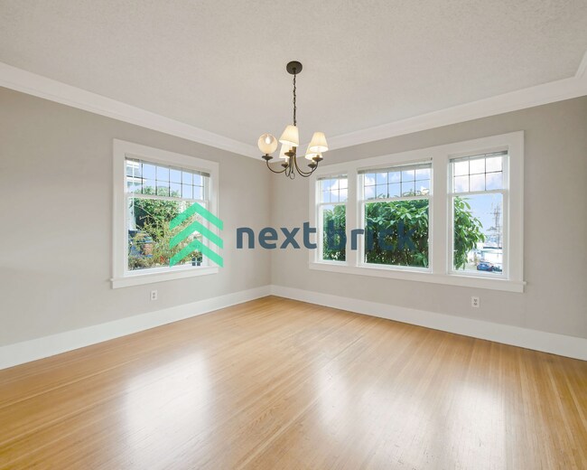 Building Photo - 4 Bed and 3 Bath Queen Anne Craftsman Hous...