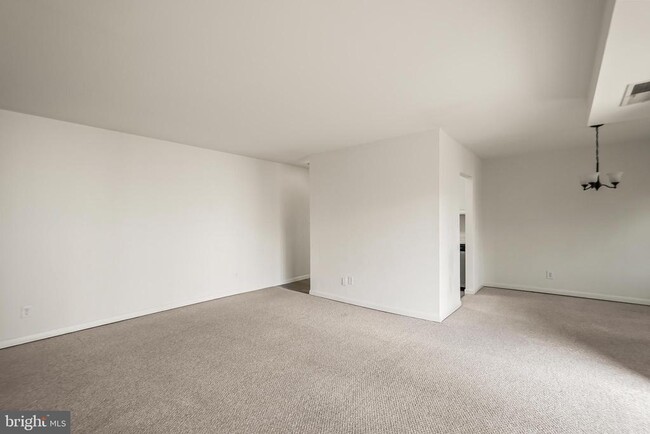 Building Photo - 3945 Lyndhurst Dr