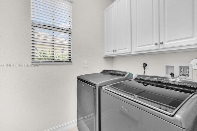 Building Photo - 855 SW 113th Ln