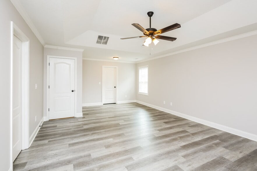 Building Photo - 368 Embassy Dr