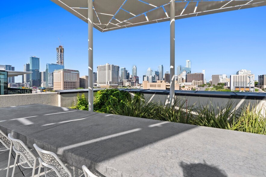 Building Photo - 800 Embassy Dr